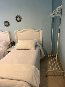 Łóżko lub łóżka w pokoju w obiekcie Piso Calzada de la Infanta Tres Carabelas Sanlúcar de Barrameda