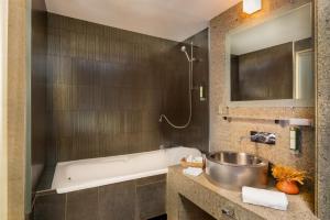 ein Badezimmer mit einer Badewanne, einem Waschbecken und einer Badewanne in der Unterkunft Tufenkian Avan Dzoraget Hotel in Dzoraget