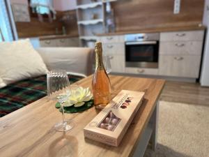 una mesa de madera con una botella y una copa de vino en Happy House, en Kranevo