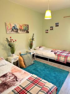 sypialnia z 2 łóżkami i niebieskim dywanem w obiekcie Happy House w Kranewie
