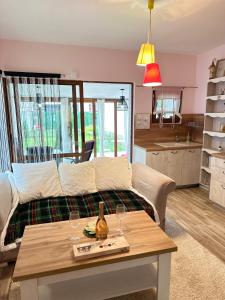 een woonkamer met een bank en een tafel bij Happy House in Kranevo