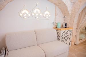 a living room with a couch and a table at B&B TRULLI MIRIVA' in Alberobello