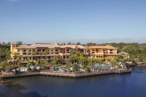 una vista aérea de un complejo sobre el agua en Club Wyndham Bonnet Creek en Orlando