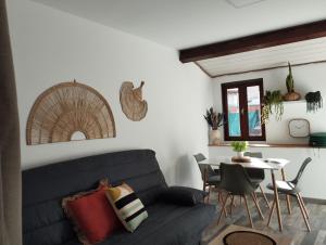 - un salon avec un canapé et une table dans l'établissement Au pied des Remparts 10 rue Saint jean, à Villefranche-de-Conflent