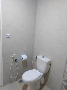 uma casa de banho com um WC e um chuveiro em Appartement T2 avec terrasse et Vue mer à Béjaïa proche plage em Bejaïa