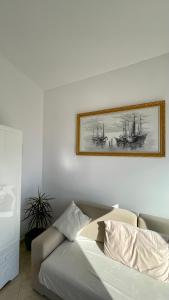 uma sala de estar com um sofá e uma fotografia na parede em Osmenaj Studios em Vlorë