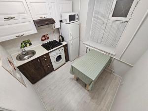 uma vista superior de uma pequena cozinha com um lavatório em Sapar APARTMENTS 24 em Aqtöbe