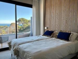 ベグールにあるBONAVISTA - Espectacular apartamento con vista al mar!の大きなベッドと大きな窓のある寝室 +34枚の写真