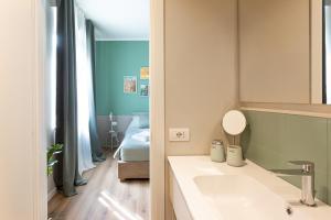 Ett badrum på My Guest Milan Suite