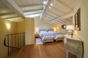 um quarto com uma cama grande e uma escada em M&M Holiday House Umbrian Modern House with Swimming Pool em Antognola