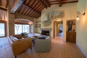 uma sala de estar com um sofá e uma lareira em M&M Holiday House Umbrian Modern House with Swimming Pool em Antognola