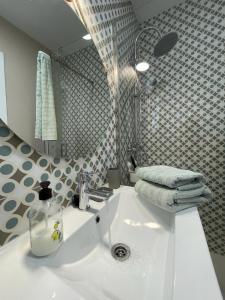 y baño con lavabo blanco y espejo. en Casa Costa Ecologica y de Design con Piscina, Jardin y Parking, en Chiclana de la Frontera