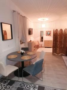 uma sala de estar com mesa e cadeiras em L'orientale em Rouvroy