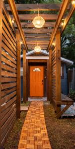 einen Eingang zu einem Haus mit einer orangefarbenen Tür in der Unterkunft New Downtown Tampa Cottage for 4 in Tampa