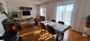 Televízia a/alebo spoločenská miestnosť v ubytovaní Apartments Valiza III Large apartment - 3 bedrooms and parking space i Apartments Valiza IV