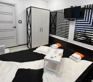 Una cama o camas en una habitación de Дизайнерская квартира посуточно в Кисловодске недорого рядом с парком и рынком