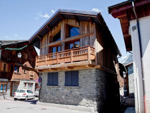 a building with a balcony on top of it at Chalet Courchevel, 5 pièces, 9 personnes - FR-1-514-20 in le Praz