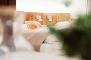 オイゲンドルフにあるSantner, Hotelのベッド(木製のヘッドボード、枕付)