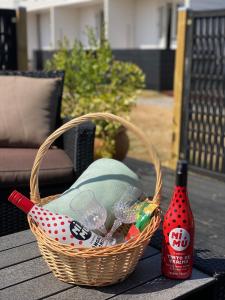 伊厄斯灘的住宿－Klithjem Badehotel，桌上的篮子和一瓶啤酒