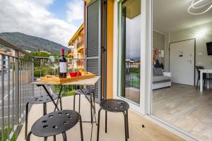 een klein balkon met een tafel en twee krukken bij La Casa Nuova - Pietra Ligure in Pietra Ligure