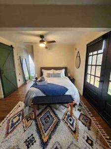 1 dormitorio con 1 cama y 1 alfombra en una habitación en The Juniper House near Poughkeepsie & New Paltz, en Highland