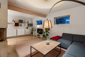 - un salon avec un canapé et une table dans l'établissement Villa Arctica, à Tromsø