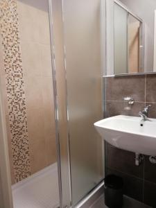 La salle de bains est pourvue d'une douche et d'un lavabo. dans l'établissement Affittacamere Ambra, à Bologne
