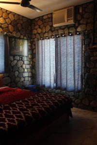 Posteľ alebo postele v izbe v ubytovaní corbett safari room & adventure