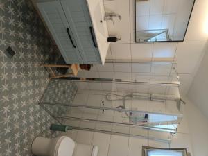 a bathroom with glass shelves and a sink at צימר רומנטי ואיכותי בפרדס חנה La Baita in Pardes H̱anna