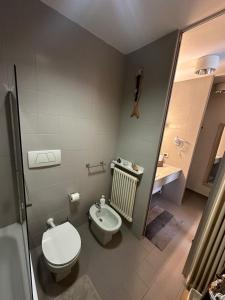 a small bathroom with a toilet and a sink at Eporedia 222 in Ivrea