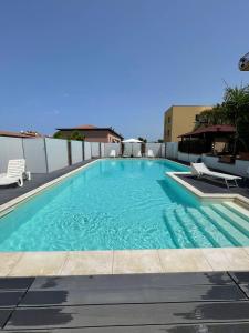 een zwembad bovenop een gebouw bij HIMERA LOFT - Holiday Home and Apartment in Termini Imerese