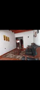 um quarto com sofás e mesas num edifício em CASA BARBARA em Santa Elena