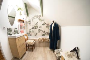 uma casa de banho com um lavatório, uma banheira e um espelho. em La ferme du tilleul em Conchy-les-Pots