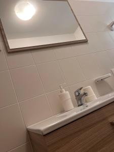 um espelho sobre um lavatório na casa de banho em Casa Vacanze Filippa em Balestrate