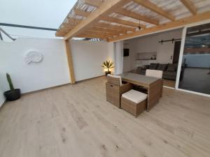 Kuchyň nebo kuchyňský kout v ubytování EL PEÑÓN IDÍLICO PISO A PIE DE Playa
