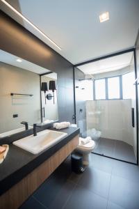 Koupelna v ubytování Pinot Hotel
