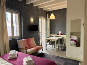 um quarto de hotel com uma cama e uma sala de jantar em Loft 17 Arena em Verona