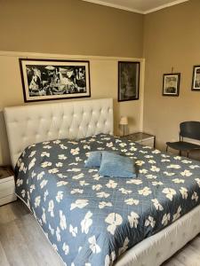 una camera con un letto e un piumone blu e bianco di Aquarius a Trezzano sul Naviglio