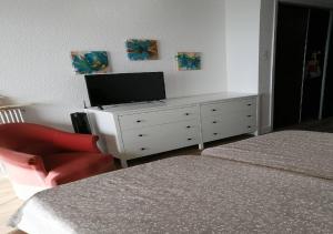 sypialnia z dwoma łóżkami i komodą z telewizorem w obiekcie Great Waterfront Apartment In Cannes BoccaCabana w Cannes