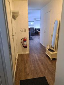 un pasillo con una habitación con espejo y una boca de incendios en Fjellveien 4 en Vadsø