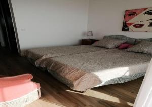 een slaapkamer met een bed in een kamer bij Great Waterfront Apartment In Cannes BoccaCabana in Cannes