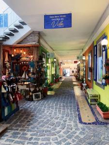 un pasillo de una tienda con una calle con tiendas en Apartamento Centro Histórico - Vila- Ilhabela, en Ilhabela