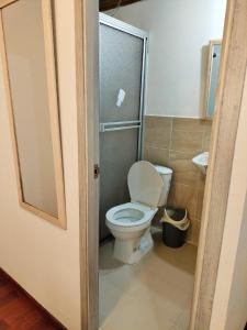 ボゴタにあるHotel Batan 127のバスルーム(トイレ、洗面台付)