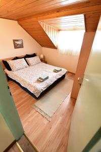 - une petite chambre avec un lit dans l'établissement Apartmani SIMOVIĆ, à Arilje