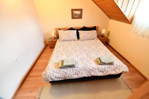 - une chambre avec un lit et deux oreillers dans l'établissement Apartmani SIMOVIĆ, à Arilje