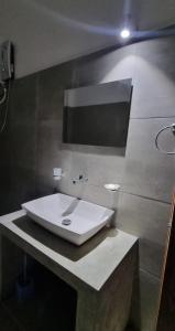Ein Badezimmer in der Unterkunft The Glory Villa Transit Hotel