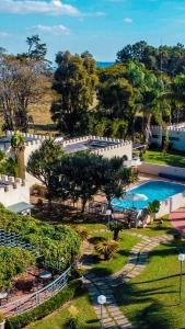 an overhead view of a resort with a swimming pool at SR Boutique Hotel in São Pedro