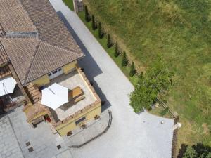 una vista aérea de una casa con patio en La casa in toscana en Foiano della Chiana