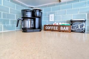 Private Condo - Walk Downtown - Bike to Beach - Explore Cape في لويس: آلة صنع القهوة وبار القهوة على منضدة المطبخ