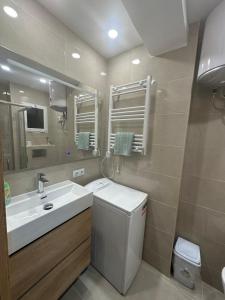 Bilik mandi di Lovely family apartment 2 min. from the beach +33 gambar